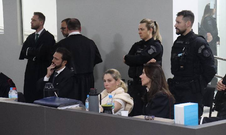 Claudia passa mal e interrompe depoimento no júri após mais de 12 horas de sessão