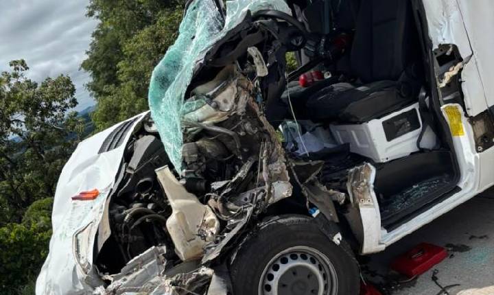 Colisão entre van e caminhão deixa motorista preso às ferragens no Oeste de Santa Catarina