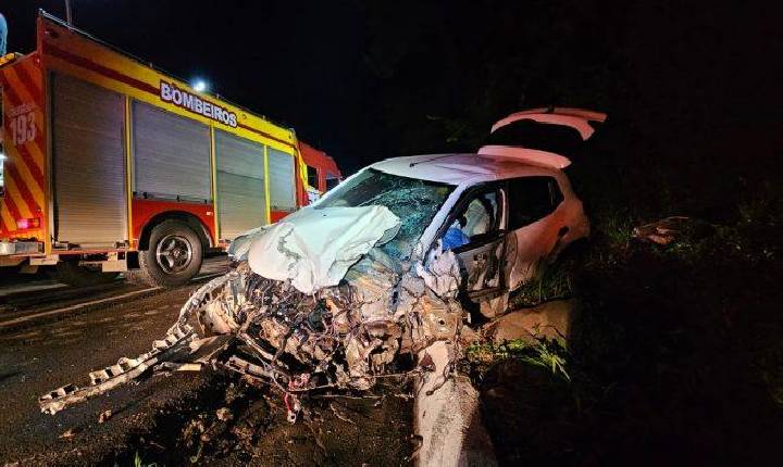 Colisão gravíssima entre carro e caminhão na BR-282 entre Chapecó e Cordilheira