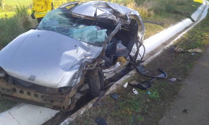 Condutor morre e duas pessoas ficam feridas em acidente entre carro e caminhão em Xanxerê
