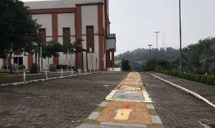 Confecção do Tapete de Corpus Christi, realizado na manhã desta quinta-feira (30/05) em frente à Igreja Matriz