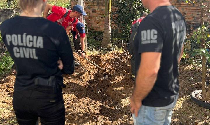 Corpo de mulher desaparecida há 10 meses é encontrado enterrado no quintal de casa em SC
