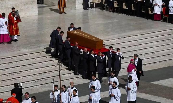 Corpo de papa Francisco é levado para sepultamento