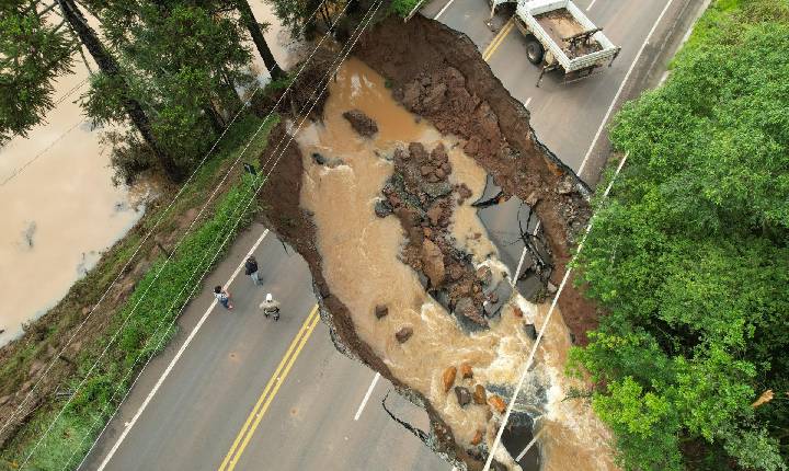 Cratera se forma em asfalto na SC-135 após fortes chuvas no Oeste