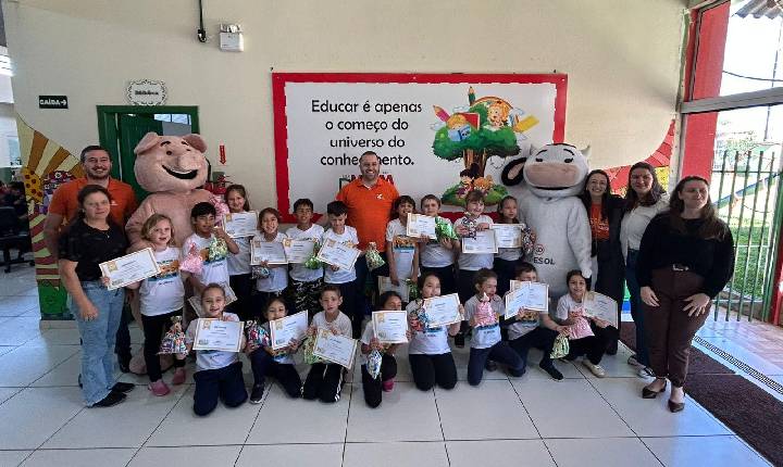 Cresol Interação forma alunos do Projeto Mesadinha e sua Turma