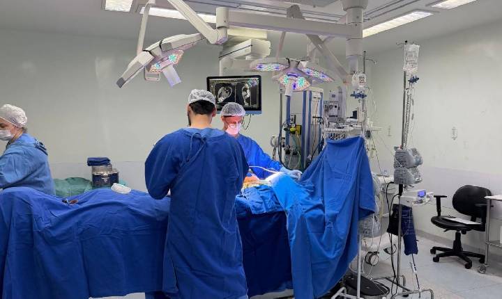 Criança com doença rara pode voltar a andar após cirurgia em hospital de SC