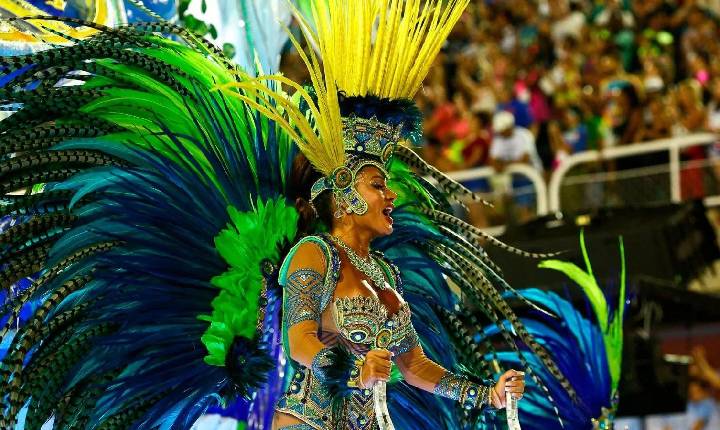 Dados mostram que mais de 280 mil estrangeiros devem curtir Carnaval no Brasil; SC está entre os destinos
