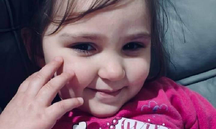 Delegado se emociona em coletiva e diz que criança morta pela mãe quase foi decapitada
