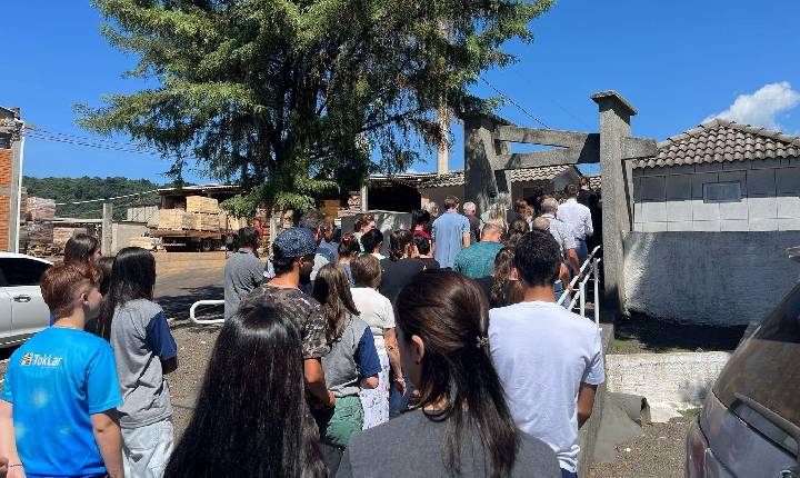 Despedida de jovem vítima de acidente de trânsito é marcada por grande comoção