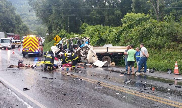 Dois feridos graves em colisão entre caminhão e carreta na BR-153 em Concórdia