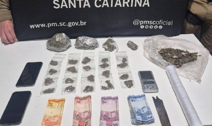 Dois homens são presos por tráfico de drogas com mais de 400 gramas de maconha em Chapecó