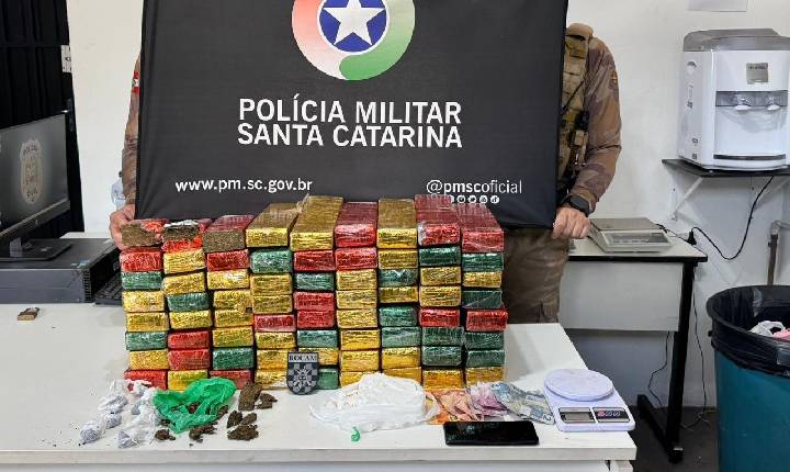 Dupla é presa com mais de 55 kg de drogas em Chapecó