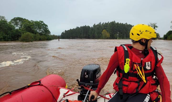 Equipes de Santa Catarina ajudam no resgate de pessoas no Rio Grande Sul