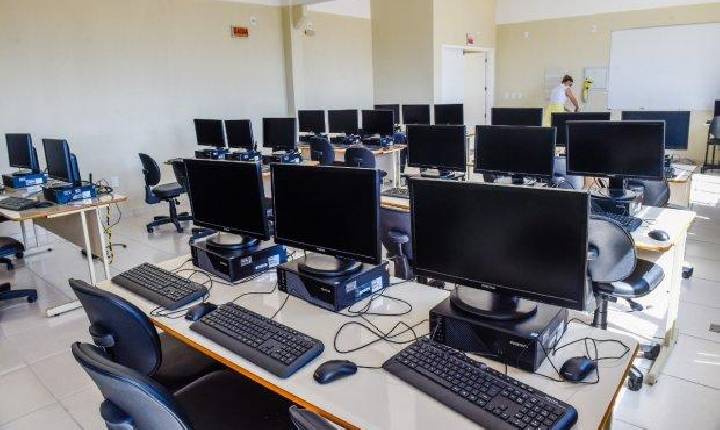 Estado inicia entrega de mais de seis mil computadores às escolas catarinenses