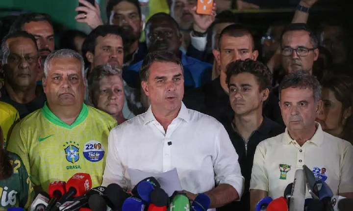 Flávio Bolsonaro anuncia que pedirá anulação do segundo turno das eleições
