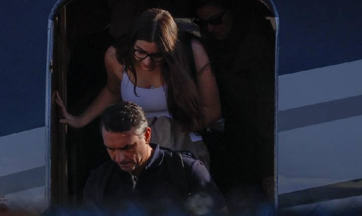 Flávio chega com mulher e filhas aos EUA