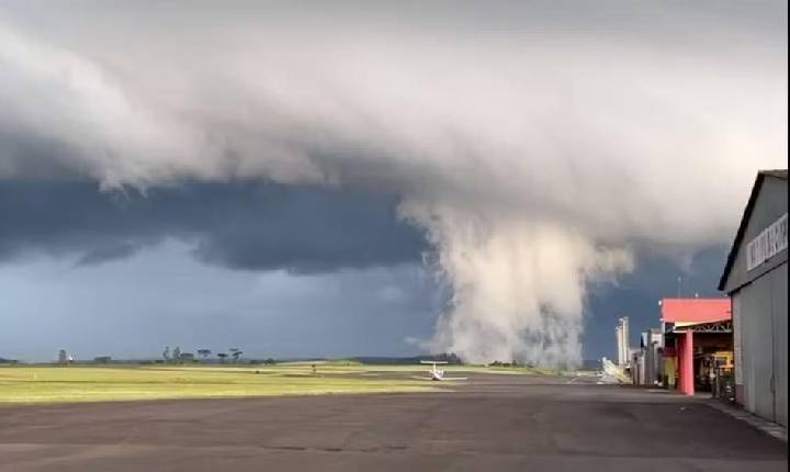 Formação de nuvem atípica em aeroporto antecede temporal com prejuízos em SC; VÍDEO