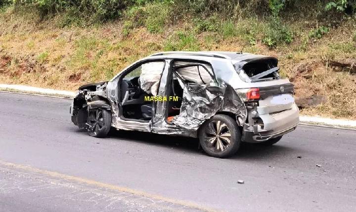 Grave acidente envolve dois caminhões e um carro na BR-153