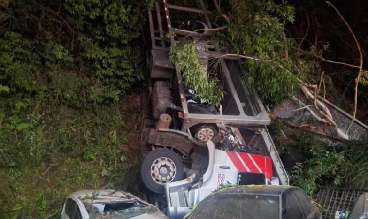 Grave acidente na rua Três de Abril, em Seara, deixa motorista de caminhão ferido (vídeo)