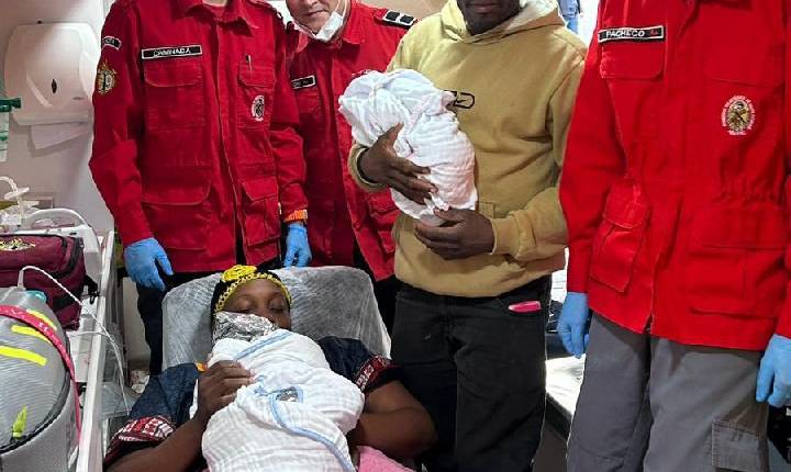 Grávida de gêmeos dá à luz dentro de ambulância a caminho do hospital