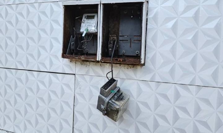 Homem é flagrado furtando fios de medidor em Chapecó
