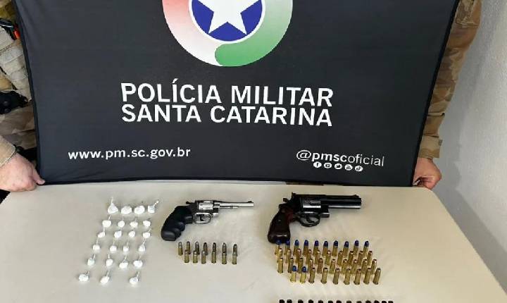 Homem é preso por porte ilegal de arma de fogo e tráfico de drogas em Chapecó