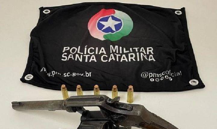 Homem é preso por porte ilegal de arma e maus-tratos a animal em Lindóia do Sul