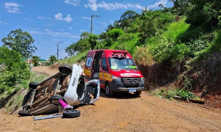 Idosa fica ferida em capotamento de veículo em Itá