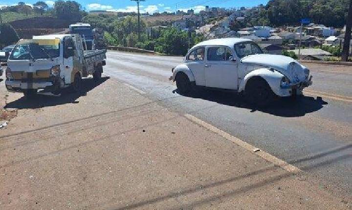 Idoso fica ferido em colisão entre Fusca e caminhonete na SC-480 em Xanxerê
