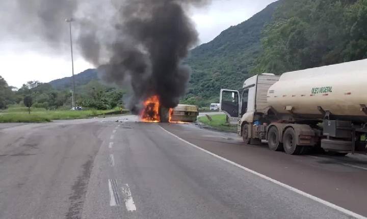 Imagens mostram momento que caminhão carregado de óleo vegetal tomba e pega fogo