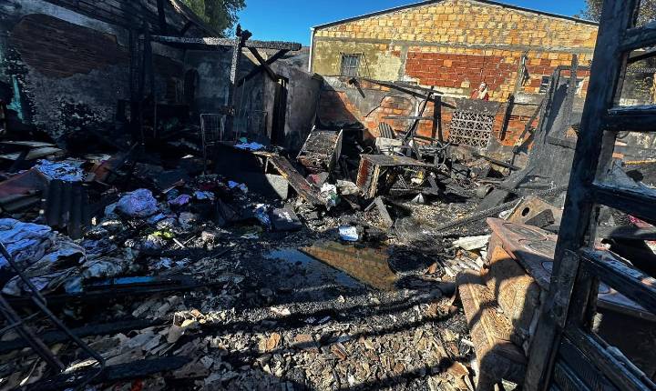 Incêndio de grandes proporções atinge residência com três famílias em Chapecó