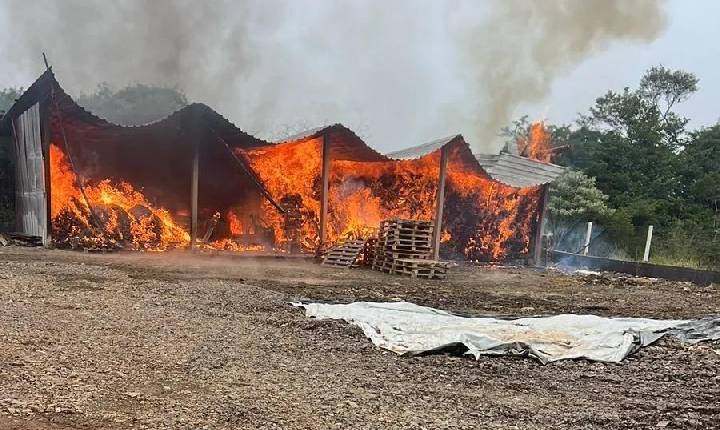 Incêndio de grandes proporções destrói depósito em Xavantina