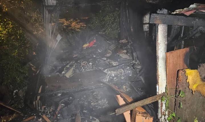 Incêndio destrói casa de madeira em Xanxerê