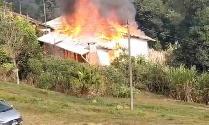 Incêndio destrói residência de casal de idosos em Concórdia