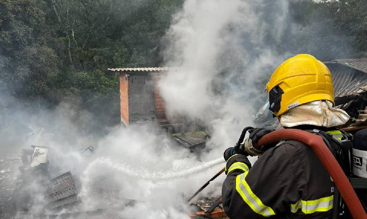 Incêndio destrói residência em Nova Teutônia, interior de Seara