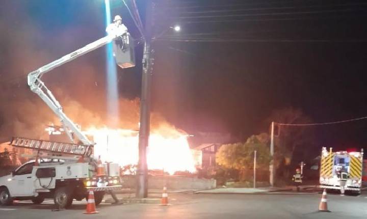 Incêndio destrói residência no centro de Irani