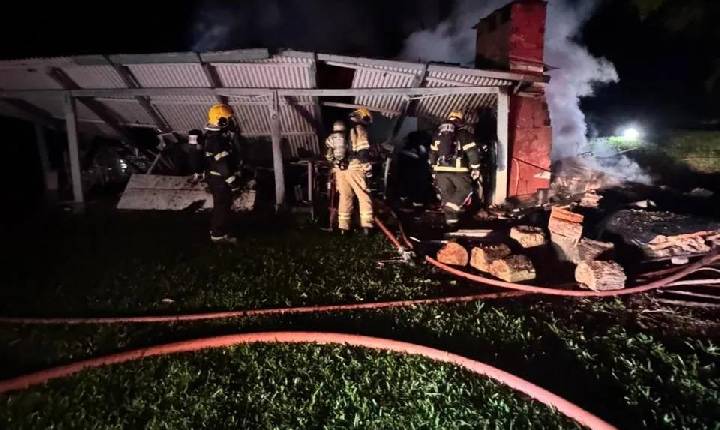 Incêndio destrói residência no interior de Seara