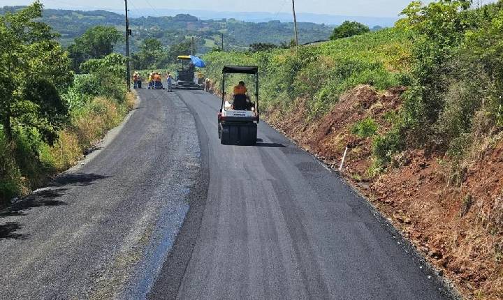 Inicia a colocação do asfalto em Santa Lúcia, interior de Seara