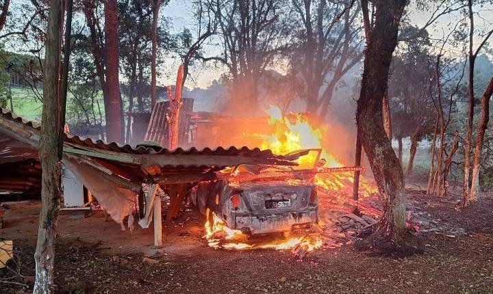 Jovem é presa após provocar incêndio e fazer ameaças em Campos Novos