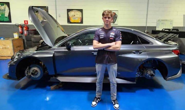 Jovem piloto de Chapecó estreia em categoria internacional do automobilismo com Audi RS3