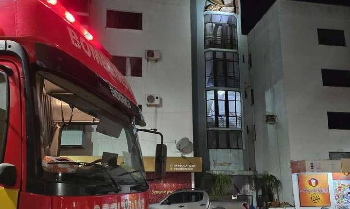 Laje com caixa d’água de prédio desaba no Centro de Xaxim