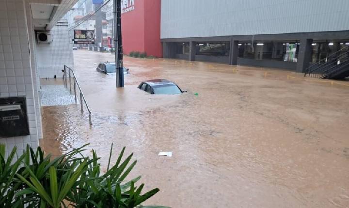 Litoral de Santa Catarina enfrenta chuvas intensas e risco de deslizamentos