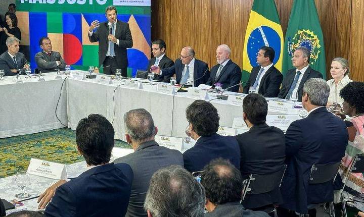 Lula assina projeto que isenta IR para quem recebe até R$ 5 mil