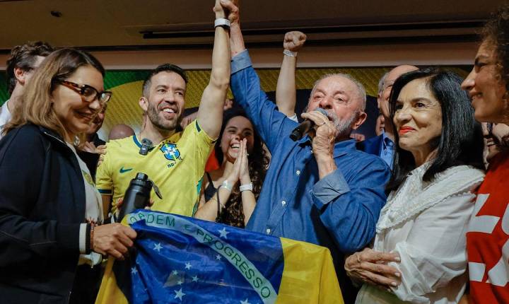 LULA É REELEITO PRESIDENTE DO BRASIL E GARANTE QUARTO MANDATO