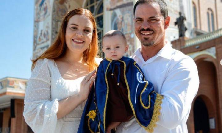 Mãe cumpre promessa e leva bebê para batizar em Aparecida: 1% de chance de vida