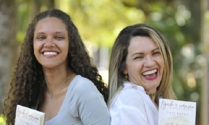 Mãe doa parte do fígado para filha e a ajuda depois de um câncer infantil; muito amor