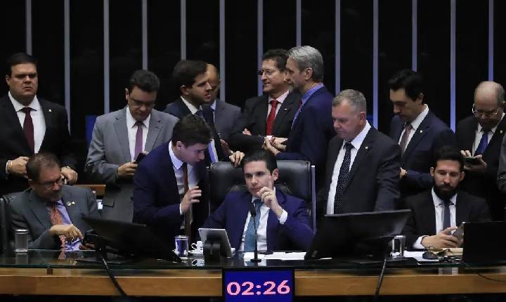 Maioria dos deputados de SC vota a favor de PEC que blinda parlamentares de processos judiciais