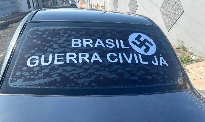 Morador é preso por adesivar carro com símbolo nazista em SC
