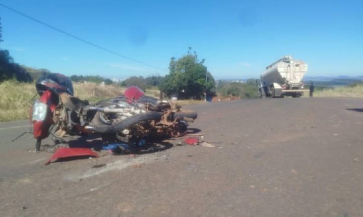 Motociclista morre ao bater contra caminhão em Pinhalzinho