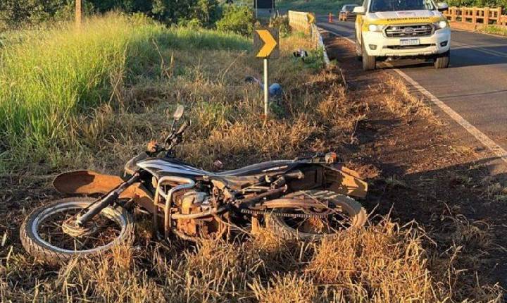 Motociclista sem CNH morre após bater em guard-rail na SC-155